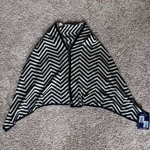 NWT Kendall & James‎ Metallic Black and Gold Cardishawl